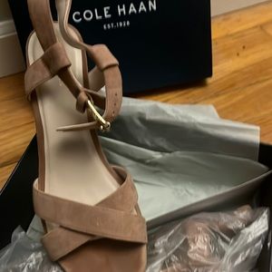 ColeHaan heels size 7 they are swayed. In the color mocha mousse su
